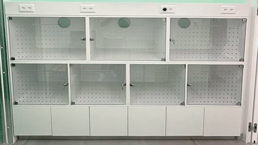 Individuelle Edelstahl-Käfiglösung für eine Tierarztpraxis, maßgefertigt und modular